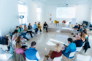 grupo de personas reunidas en una sala, en círculo, durante el encuentro